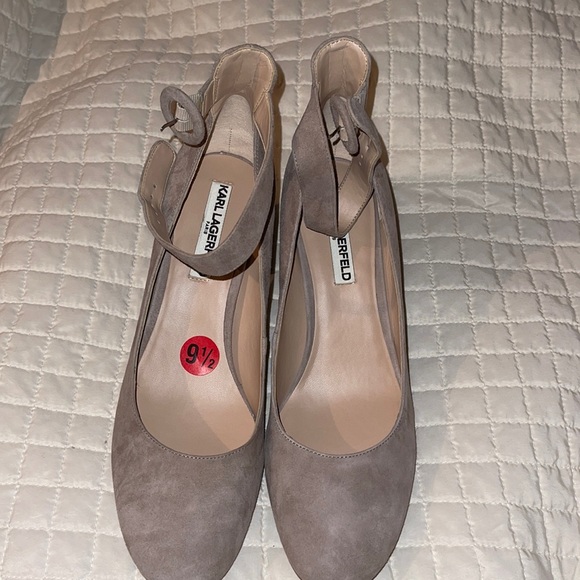 NIB- KARL LAGERFELD PARIS TAUPE LEATHER RHINESTONE BLOCK HEELS SZ 9.5 “Solaine” - Picture 1 of 11